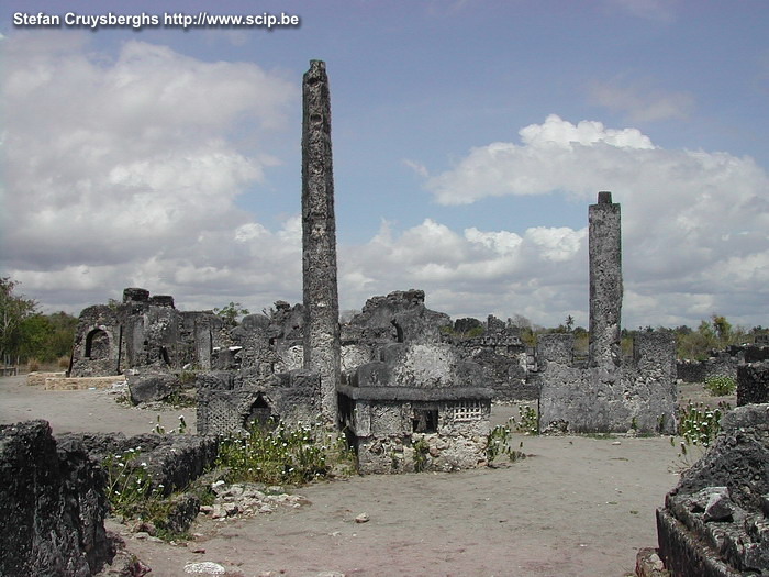 Bagamayo - Kaole ruines Bagamayo is an old colonial town at the east coast of Tanzania. The colonial buildings are all deserted and right outside the center you will find the old Arabic Kaole ruins.<br />
 Stefan Cruysberghs